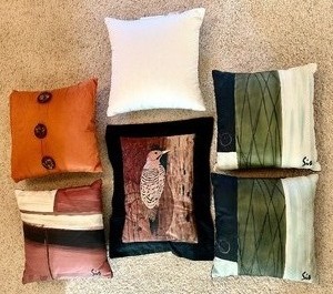 lot 172 image: Lovely Collection of Designer Toss  Throw Pillows