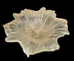 lot 22 image: Gorgeous White Art Glass Dish