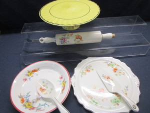 lot 25 image: Pedestal Cake Stand, Hotoven Kitchenware