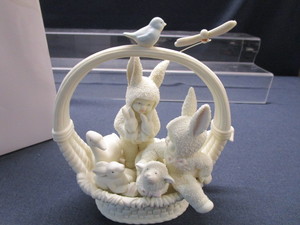 lot 32 image: Snowbunnies A Tisket Tasket Basket