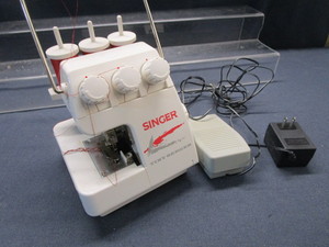 lot 52 image: Singer Tiny Serger