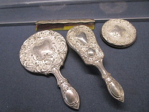 lot 64 image: Vintage Dresser Set