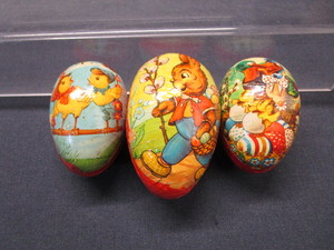 lot 105 image: Antique Paper Mache Eggs