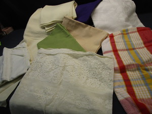 lot 123 image: Tablecloths & Napkins