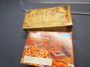 lot 124 image: Vintage Icebox Molds & Rosette