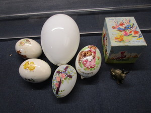 lot 126 image: Vintage Easter Box & Glass Eggs