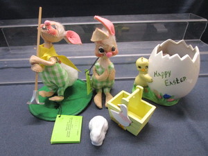 lot 127 image: Annalee Bunnies, Bunny, Basket