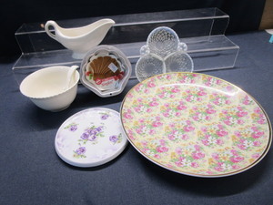 lot 132 image: Chintz Plate, Relish, Molds