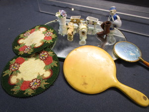 lot 142 image: Hand Mirrors, Minis, Shaving Mirror