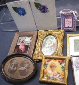 lot 143 image: Mini Pictures, Quotes, Cards