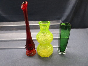 lot 103 image: Fenton, Vaseline, Forest Green Vases