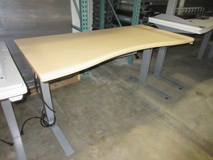 lot 514 image: OMT-VEYHL, CLEVER, HEIGHT ADJUSTABLE DESKS