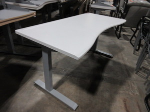 lot 515 image: OMT-VEYHL, CLEVER,  HEIGHT ADJUSTABLE DESKS