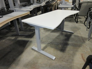 lot 517 image: OMT-VEYHL, CLEVER, HEIGHT ADJUSTABLE DESKS