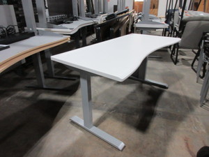 lot 519 image: OMT-VEYHL, CLEVER, HEIGHT ADJUSTABLE DESKS