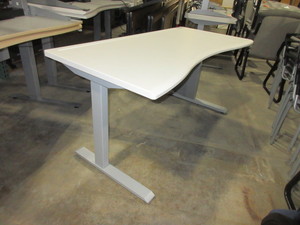 lot 520 image: OMT-VEYHL, CLEVER, HEIGHT ADJUSTABLE DESKS