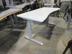 lot 521 image: OMT-VEYHL, CLEVER, HEIGHT ADJUSTABLE DESKS