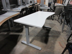 lot 522 image: OMT-VEYHL, CLEVER, HEIGHT ADJUSTABLE DESKS