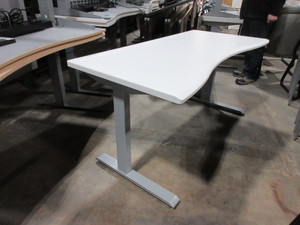 lot 523 image: OMT-VEYHL, CLEVER, HEIGHT ADJUSTABLE DESKS