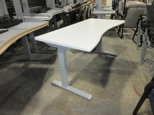 lot 524 image: OMT-VEYHL, CLEVER, HEIGHT ADJUSTABLE DESKS