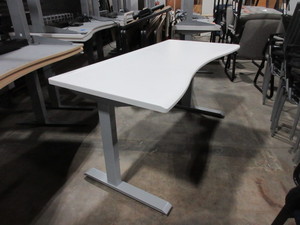 lot 525 image: OMT-VEYHL, CLEVER, HEIGHT ADJUSTABLE DESKS