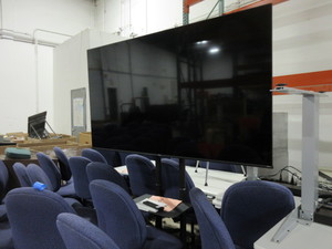 lot 545 image: 75 HI SENSE TV ON A PERLESMITH MOBILE TV CART