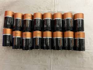 16 Duracell D Batteries