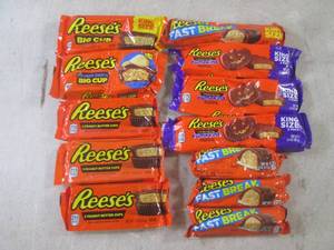 lot 269 image: (B-1) 12 Assorted Reeses Peanut But...