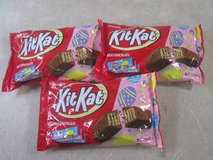 lot 280 image: (B-2) 3 Bags of Kit Kat Miniatures ...