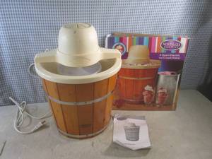 lot 14 image: (D-2) Nostalgia Electrics 4 Quart E...