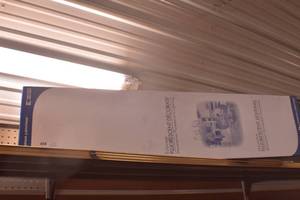 lot 7 image: 4 ft light fixture