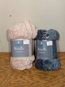 lot 15 image: 2 Comfort Bay Metallic Throw Blankets - 50in x 60in