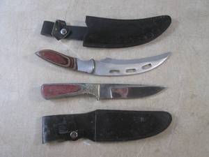 lot 245 image: (BSB) 2 As-Is Knives with Sheaths 1...