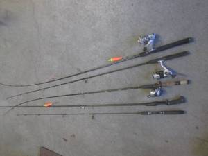 lot 250 image: (BSB) 5 Fishing Poles 3 Reels Inclu...
