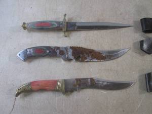 lot 280 image: (BSB) 3 As-Is Knives with Sheaths 1...