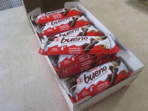 lot 348 image: (B-1) 20 Kinder Bueno Candy Bars Be...
