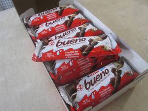lot 349 image: (B-1) 20 Kinder Bueno Candy Bars Be...