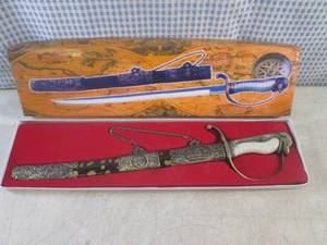 lot 32 image: (EW3) Decorative Dagger Short Sword...