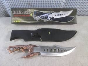 lot 33 image: (EW3) Decorative Hunting Knife with...
