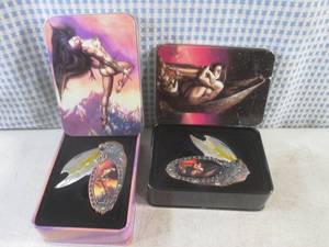 lot 35 image: (EC1) 2 Collector Knives in Tin Box...
