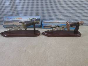 lot 87 image: (BS) 2 Decorative Knives with Wood ...