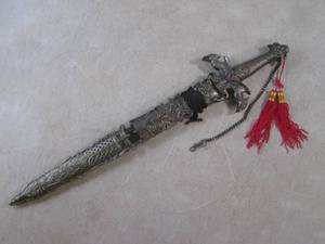 lot 103 image: (CNTR) 23 Decorative Short Sword w...