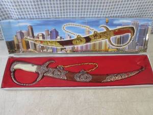 lot 117 image: (EW4) 15 34 Decorative Short Swor...
