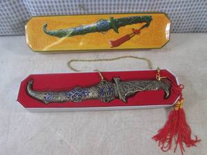 lot 119 image: (BS) 12 Decorative Custers Last St...
