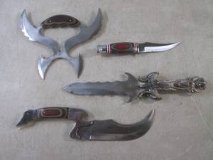 lot 122 image: (BS) 4 Knives with Different Degree...