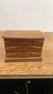lot 241 image: vintage jewelry box wcontents costume jewelry