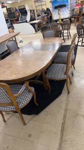 lot 223 image: Vintage Extendable Dining Table with 8 Gingham Upholstered Chairs