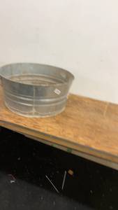 lot 229 image: Vintage Galvanized Metal Washtub with Rustic Character
