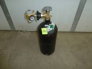 lot 123 image: Compressed Nitrogen Tank & Valve Set