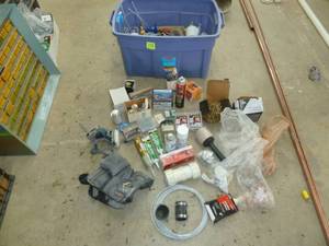 lot 175 image: Blue Tote Assorted Fittings